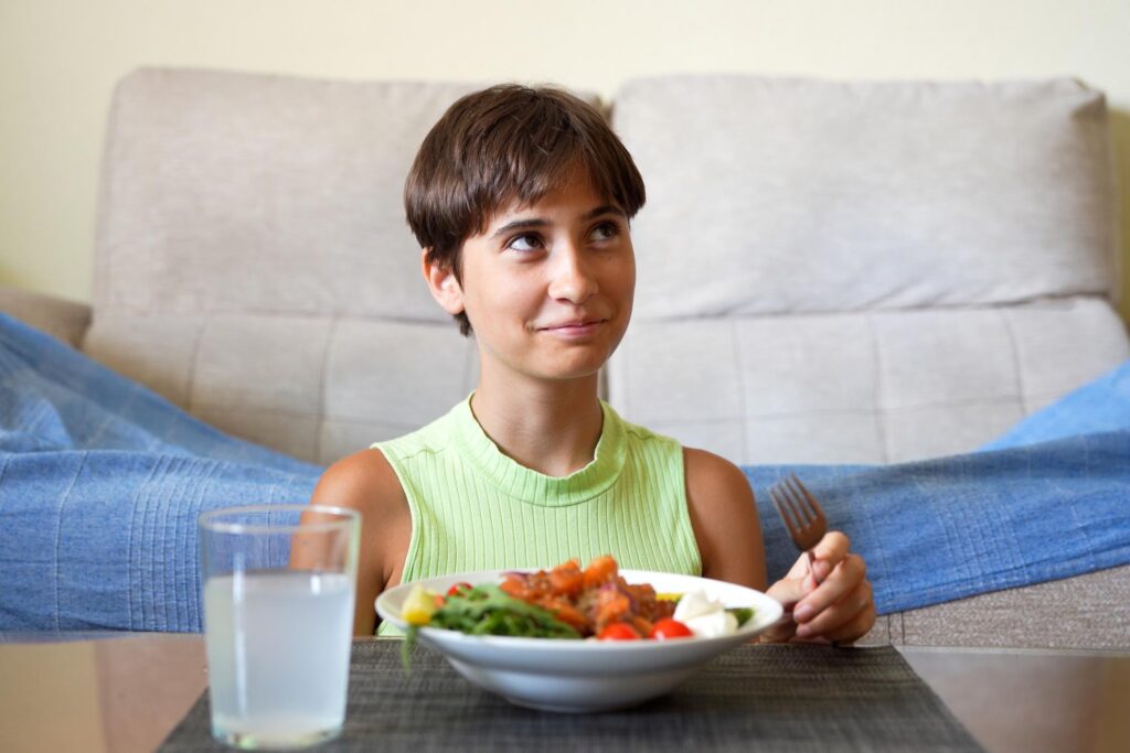Mulher se questionando sobre comer por fome ou emoção?