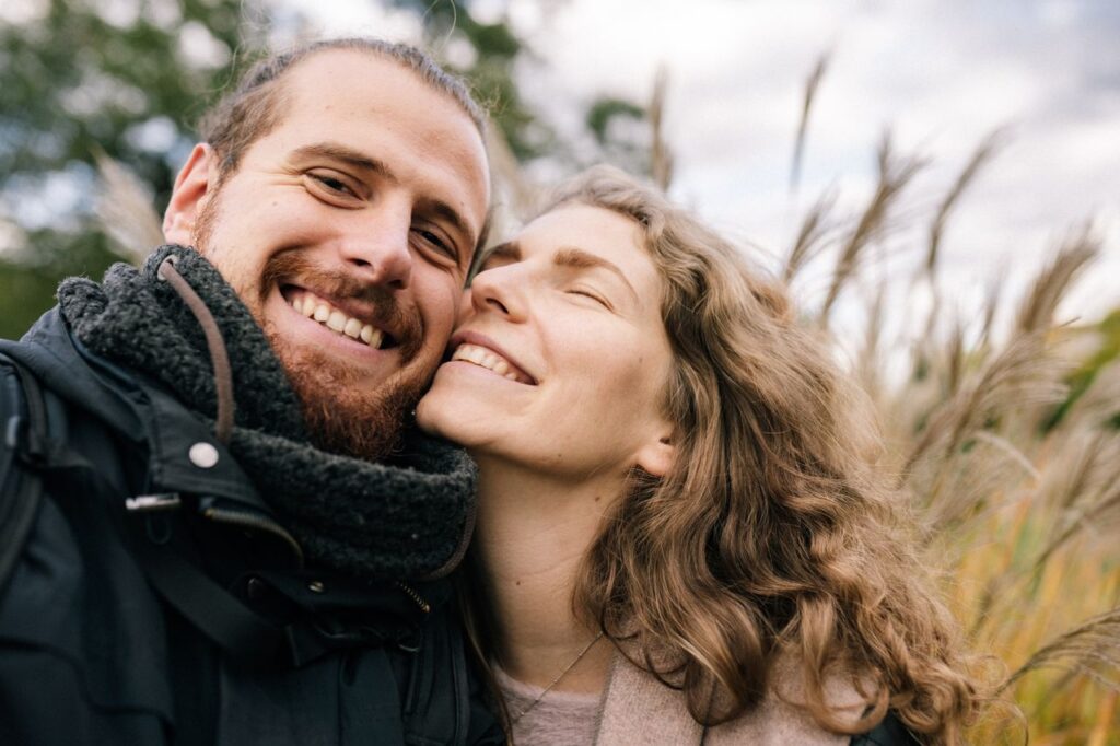 Casal feliz, comunicativo.